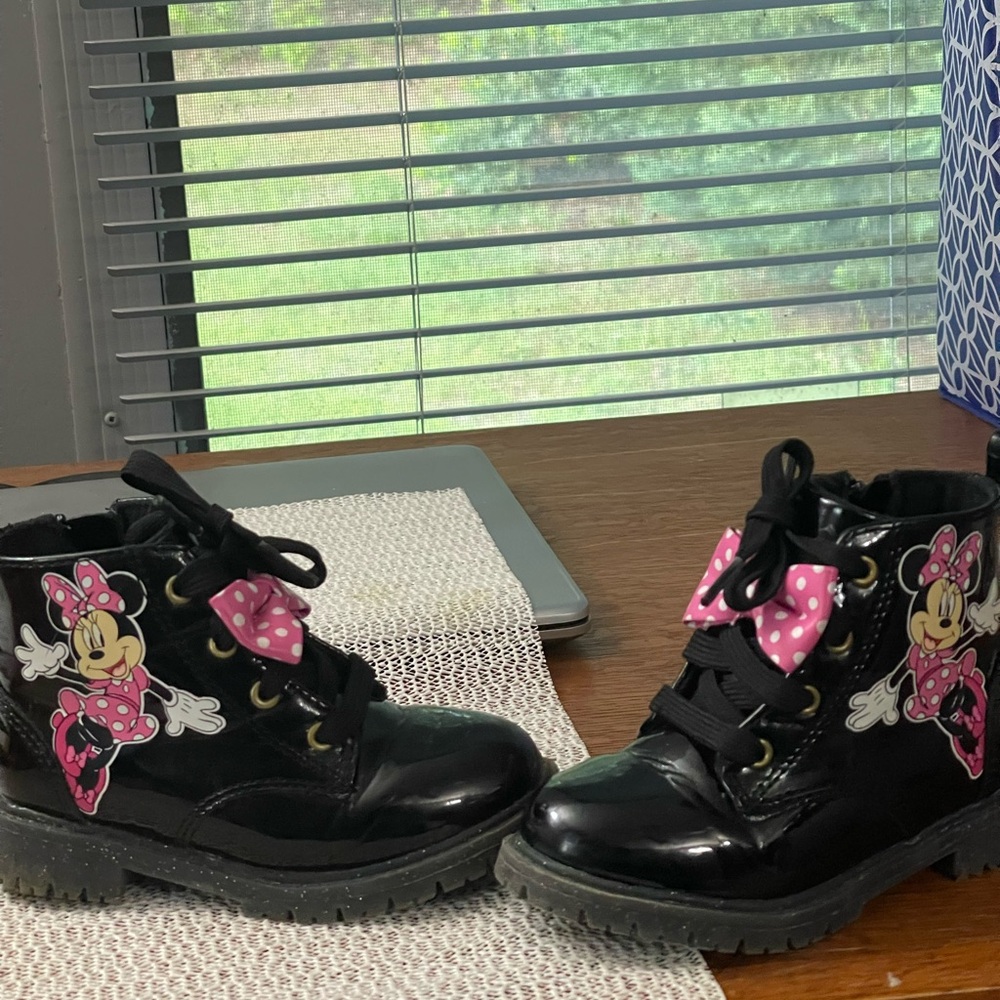 Minnie girl toddler patent leather boots size 7, good condition, pre-owned - Picture 2 of 5